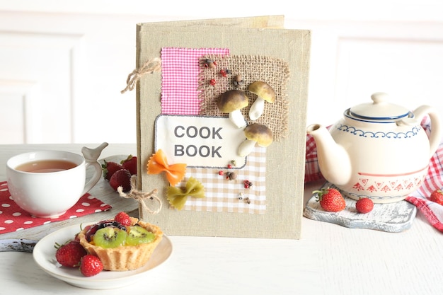 Książka kucharska i filiżanka
